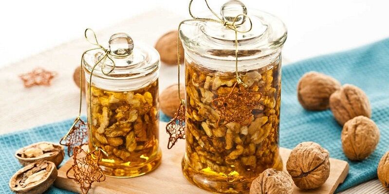 Nuts with honey - healthy foods that can increase men's strength